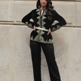 Tailleur Acacia composé d’une veste en velours de soie noir en passementerie traditionelle et de son pantalon en cuir de soie.