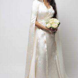 Robe de mariée en Satin duchesse coupe cœur croisé sirène, bas de la robe en portefeuille, ceinture assortie. Manches traine fendues
