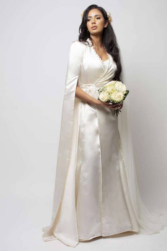 Robe de mariée en Satin duchesse coupe cœur croisé sirène, bas de la robe en portefeuille, ceinture assortie. Manches traine fendues