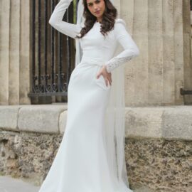 La robe de mariée Hélébore est une coupe sirène légère en crèpe écru et dentelle façon guipure souple, avec empiècement dentelle sur la peau.